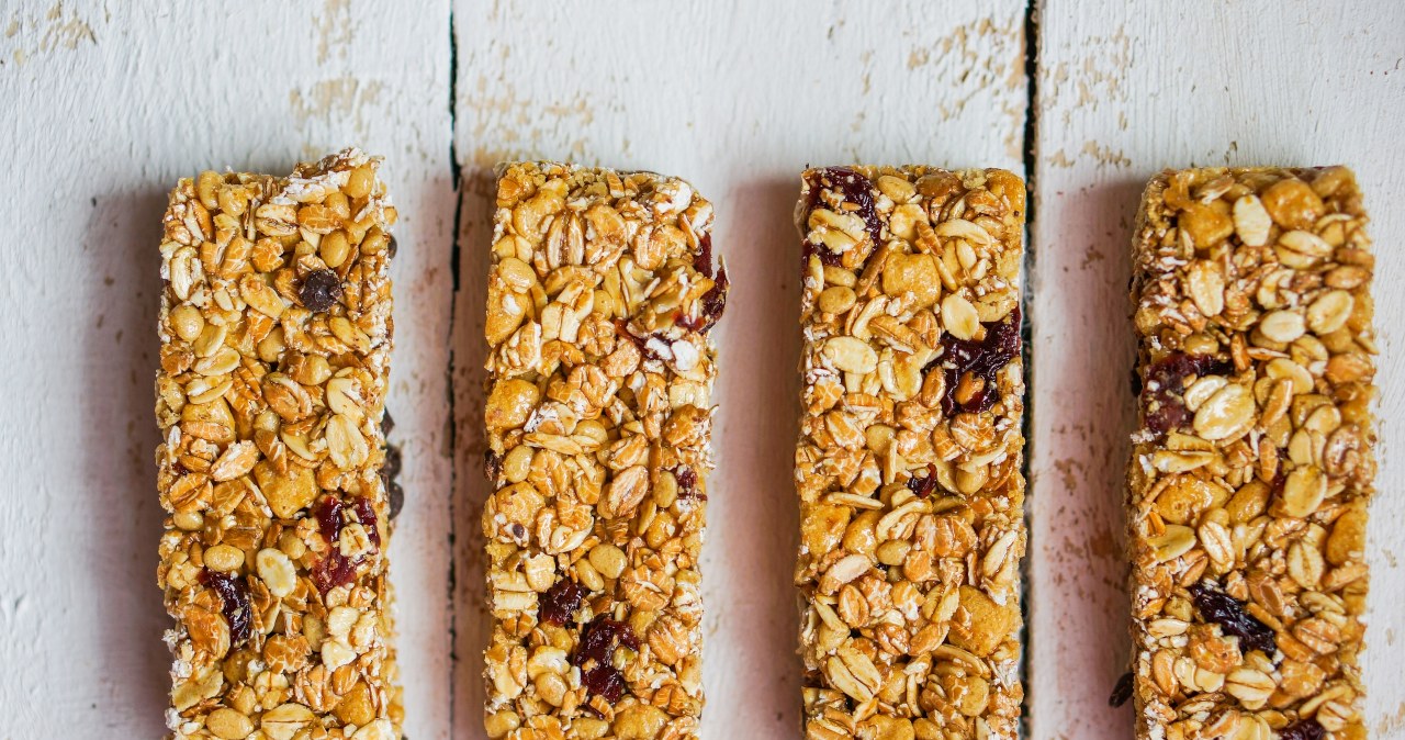 Te popularne przekąski mogą przyśpieszać demencję. Czego unikać w diecie?