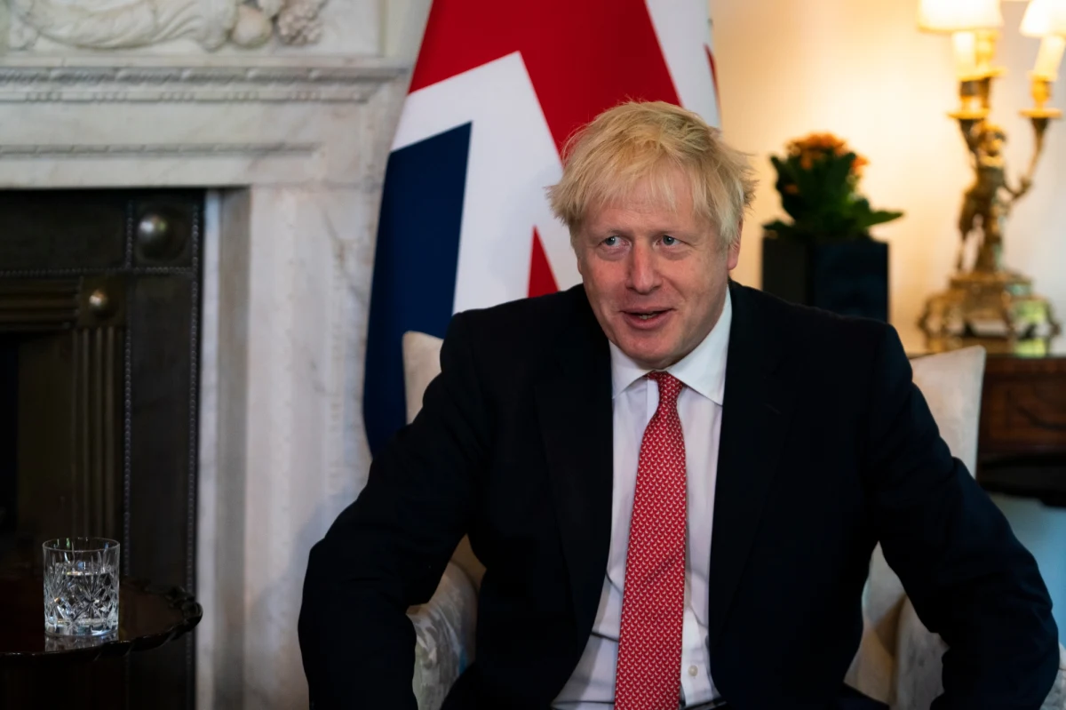 Skandal podczas ceremonii nadania nagród Mercury Prize w Londynie. To najwyższe wyróżnienia brytyjskiego przemysłu muzycznego. Podczas transmitowanej przez BBC uroczystości jeden z wykonawców pokazał publiczności atrapę odciętej głowy premiera Borisa Johnsona. 