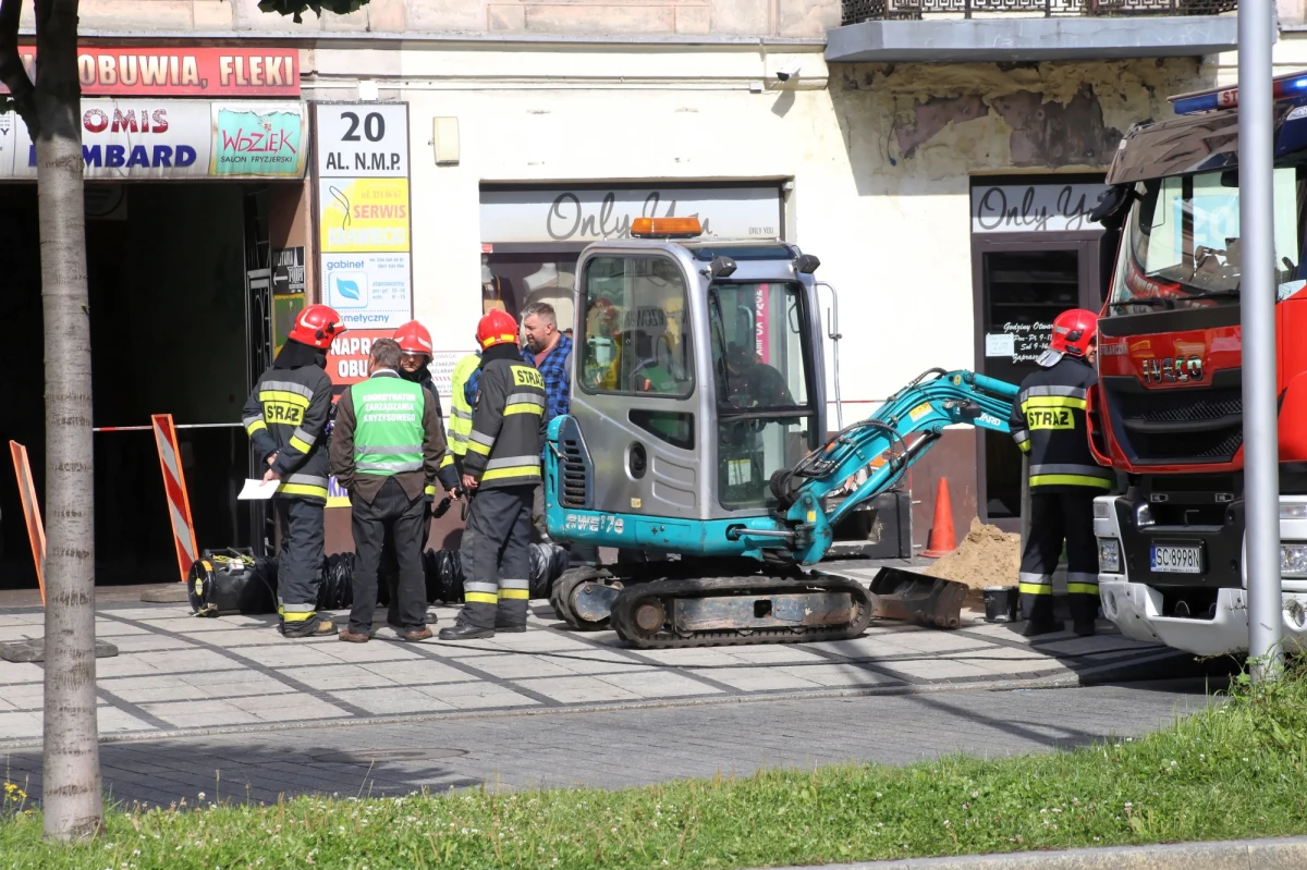 Uszkodzony został gazociąg w samym centrum Częstochowy. Strażacy wyznaczyli strefę bezpieczeństwa, z której ewakuowano około 150 osób.