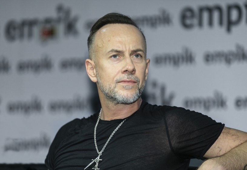 Adam Darski, pseudonim Nergal, umieścił na swoim Instagramie stare zdjęcie, na którym jest wprost nie do poznania. Fotografia pochodzi z czasu, kiedy gwiazdor poddał się intensywnej chemioterapii z powodu białaczki.  