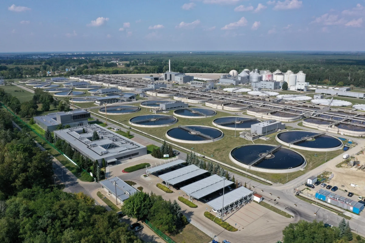 Do końca roku powinna zacząć działać część spalarni osadów przy stołecznej oczyszczalni Czajka - deklaruje prezes warszawskich wodociągów. Spalarnia nie działa od grudnia, a 380 ton osadów dziennie jest wywożonych poza Warszawę. 