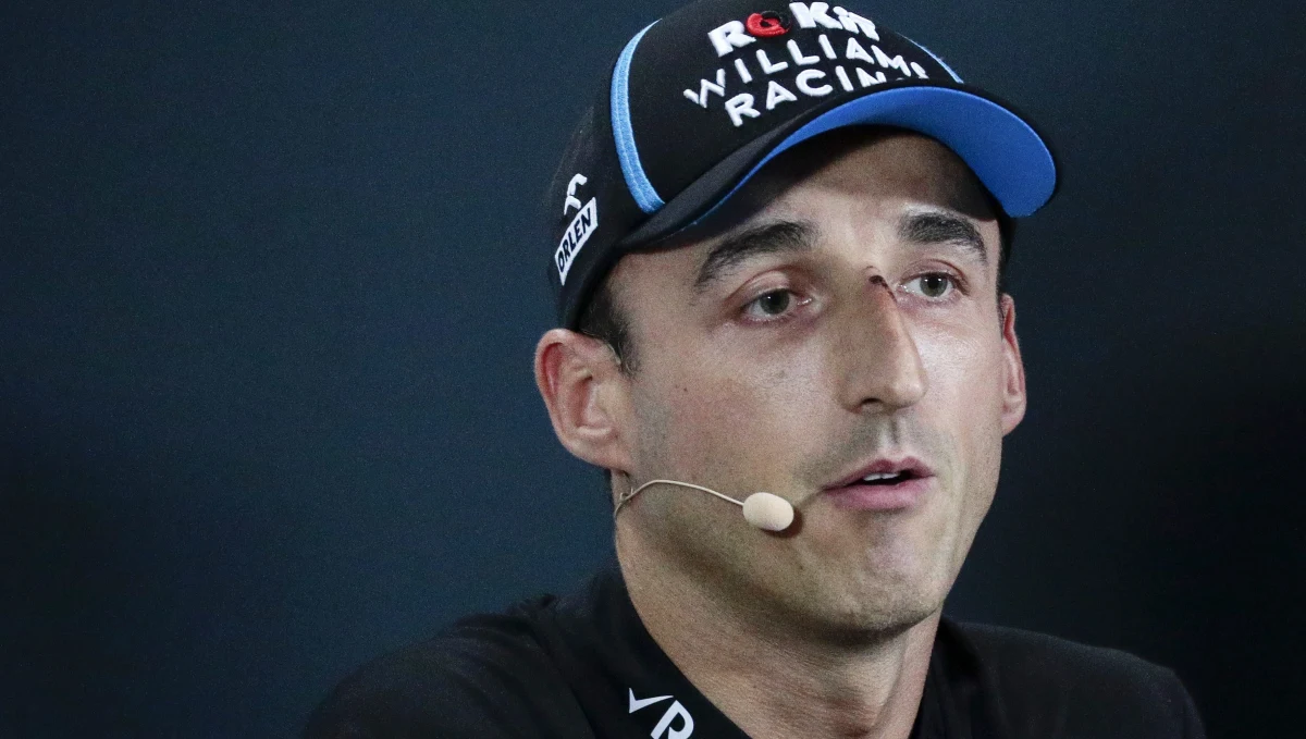 Robert Kubica (Williams) zajął ostatnie miejsce na drugim treningu przed niedzielnym wyścigiem o Grand Prix Singapuru, 15. rundą mistrzostw świata Formuły 1. Najszybszy był broniący tytułu lider klasyfikacji generalnej Brytyjczyk Lewis Hamilton (Mercedes).