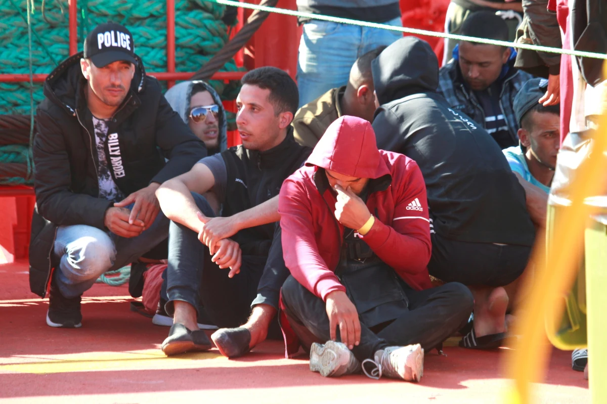 Hiszpańskie media oceniają w piątek, że rząd broni się przed przyjmowaniem nielegalnie napływających migrantów. Przytaczają deklaracje szefa MSW Fernanda Grande-Marlaski, który odmówił Włochom udziału w relokacji uratowanych w środkowej części Morza Śródziemnego migrantów.