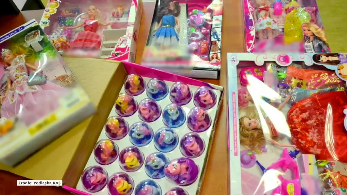 Funkcjonariusze Krajowej Administracji Skarbowej w Białymstoku zatrzymali transport 2,2 tysięcy zabawek sprowadzonych z Chin. Wykryto, że nie spełniają one norm bezpieczeństwa - bo wielokrotnie przekroczone zostały normy stężenia ftalanów. To niebezpieczne dla zdrowia związki chemiczne, które mogą prowadzić m.in. do zaburzeń układu nerwowego.