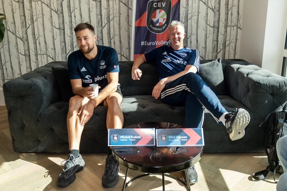 Niepokonani jak na razie w tej edycji mistrzostw Europy polscy siatkarze o godz. 20 zagrają w 1/8 finału z Hiszpanami. Areną spotkania będzie hala Omnisport w Apeldoorn. Boisko ulokowane jest w środku toru kolarskiego. Na welodromie biało-czerwoni zagrają po raz pierwszy. 