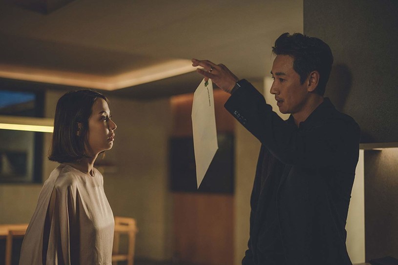 Na ekranach polskich kin grany jest już "Parasite", który w tym roku zdobył Złotą Palmę w Cannes. Reżyser Bong Joon-Ho ukazał w nim swoistą wojnę klas społecznych - zderzenie świata bogatych i biednych, w odniesieniu do Korei Południowej.