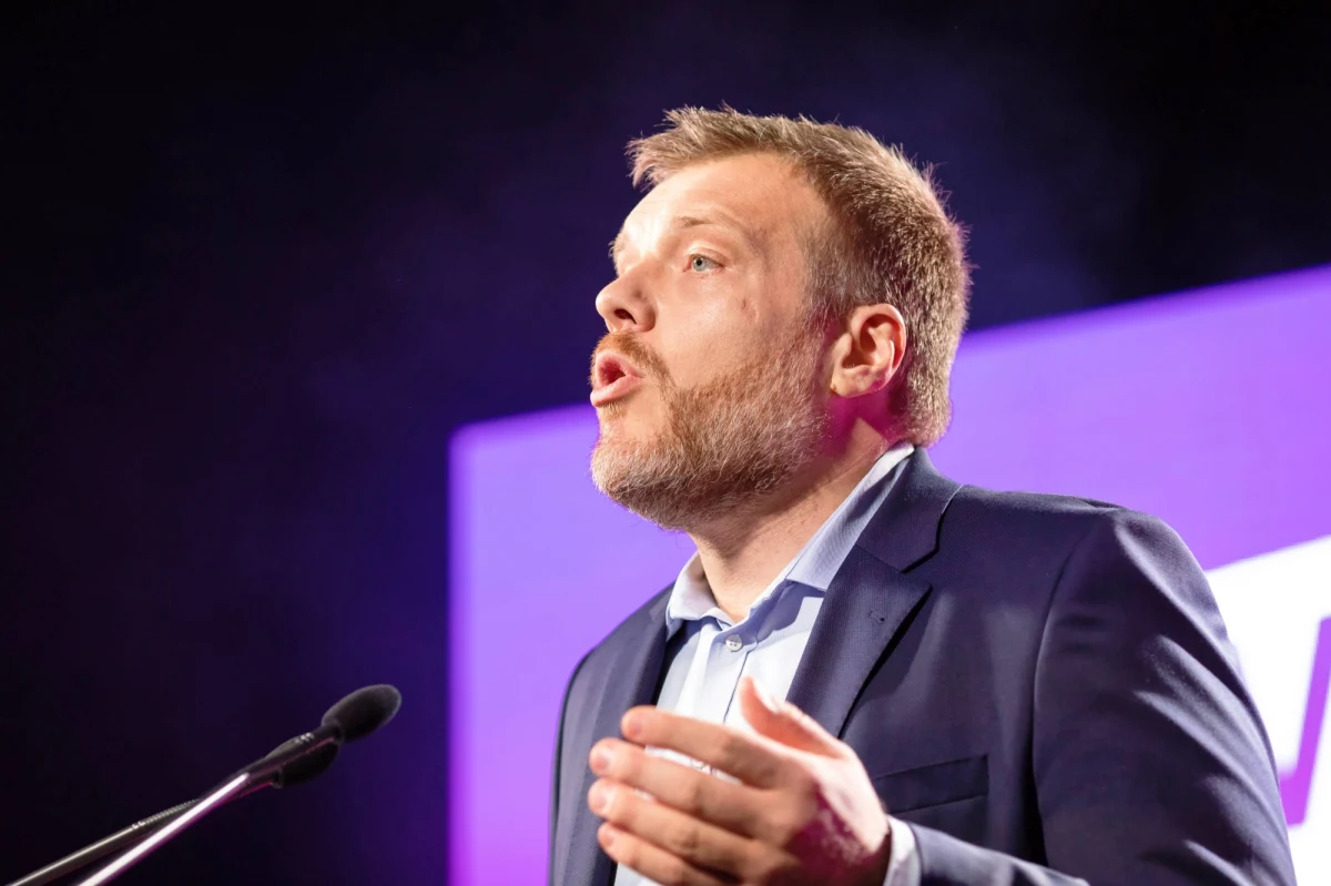 "Wierzę, że Polska może stać się krajem solidarności, krajem troski o drugiego człowieka" - powiedział w sobotę podczas regionalnej konwencji Lewicy w Gdyni - szef Lewicy Razem - Adrian Zandberg. Swoje wystąpienie zaczął od historii. "Tu właśnie kilkadziesiąt lat temu młodzi stoczniowcy odważyli się upomnieć o wolność i o godność pracy. Była garstka odważnych ludzi i ta garstka odważnych ludzi zmieniła historię. Wolnej Polski nie byłoby bez tej historii, bez ich odwagi, ale też bez współpracy, współpracy pomiędzy robotnikami i inteligentami, bez porozumienia i gotowości do kompromisu, wreszcie bez nadziei. Nam Polsce ciągle jest jeszcze daleko do tego marzenia sprzed lat, ale solidarne, demokratyczne państwo to nie jest utopia" - mówił.