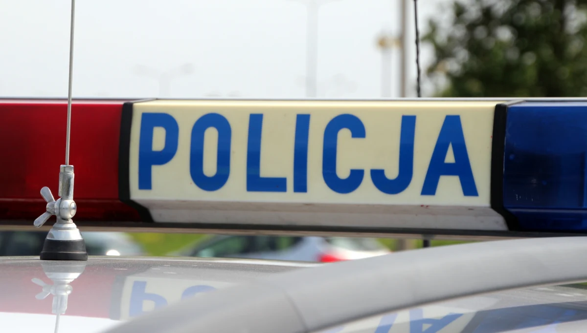 Policjanci z Żar (Lubuskie) zatrzymali 29-latka, który podczas ucieczki niemal przejechał funkcjonariusza i staranował radiowóz. Podczas pościgu padły strzały w kierunku tego pojazdu. Kierujący oplem mężczyzna był pijany - poinformowała Aneta Berestecka z żarskiej policji.