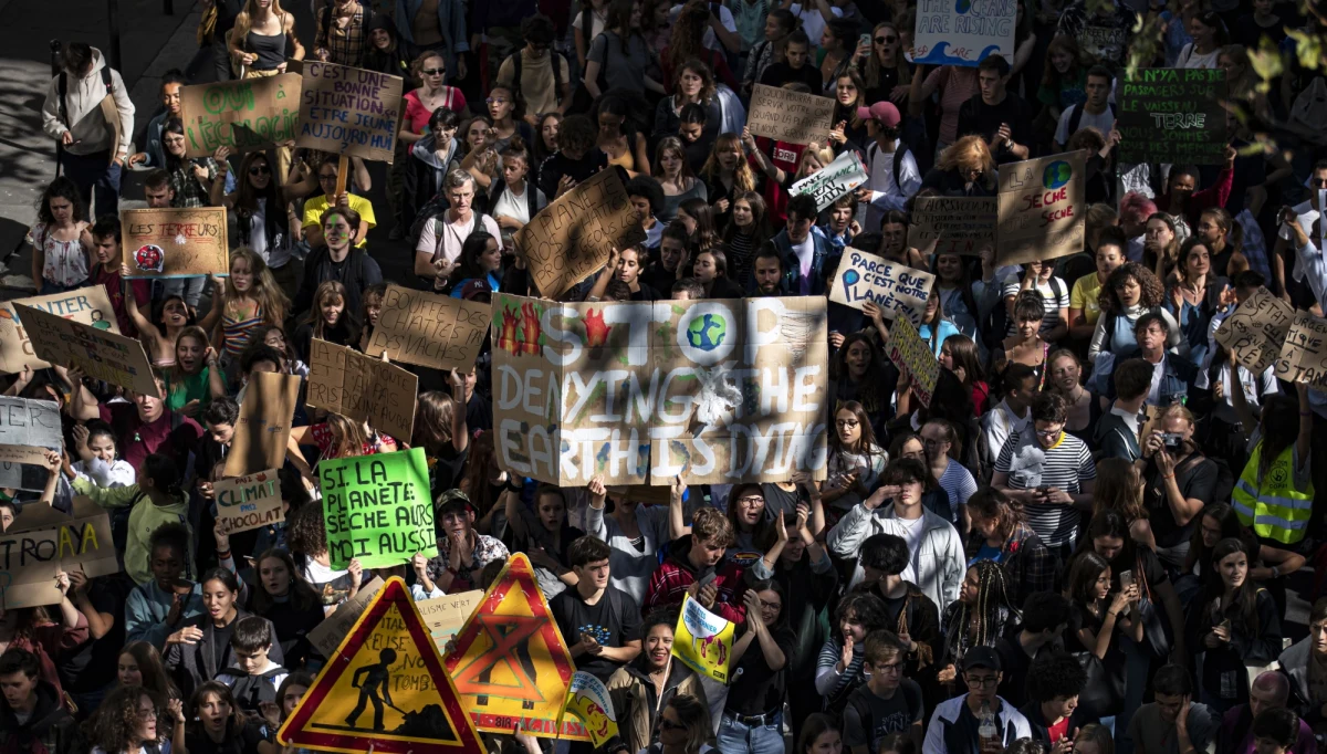 Nowa fala starć ulicznych w Paryżu! Bojówki anarchistów najpierw wzniosły kilka barykad, a następnie zaczęły tez rozbijać witryny sklepowe, demolować agencje bankowe oraz podpalać zaparkowane przy ulicach samochody, motocykle i pojemniki ze śmieciami.