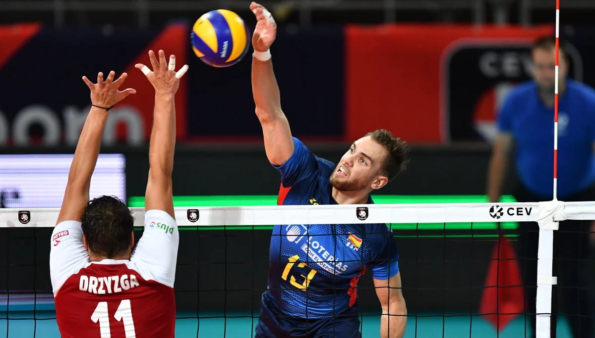 Polscy siatkarze nie zwalniają tempa. W 1/8 finału mistrzostw Europy "Biało-Czerwoni" rozgromili w holenderskim Apeldoorn Hiszpanię 3:0. W poniedziałkowym ćwierćfinale podopieczni Vitala Heynena zmierzą się z Niemcami.