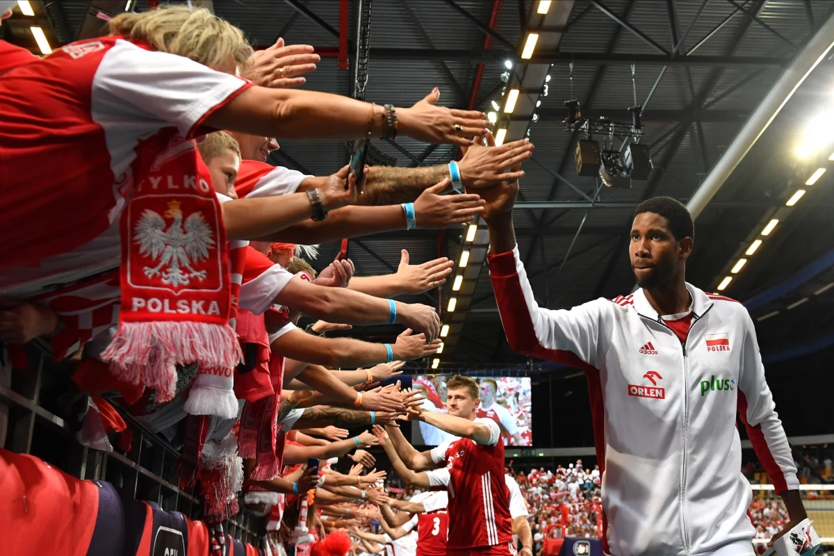 Wilfredo Leon był pierwszoplanową postacią w meczu 1/8 finału mistrzostw Europy, w którym polscy siatkarze pokonali Hiszpanów 3:0, a zaimponował przede wszystkim dużą liczbą bardzo trudnych i skutecznych zagrywek. "Mogę jeszcze lepiej serwować" - zapewnił.