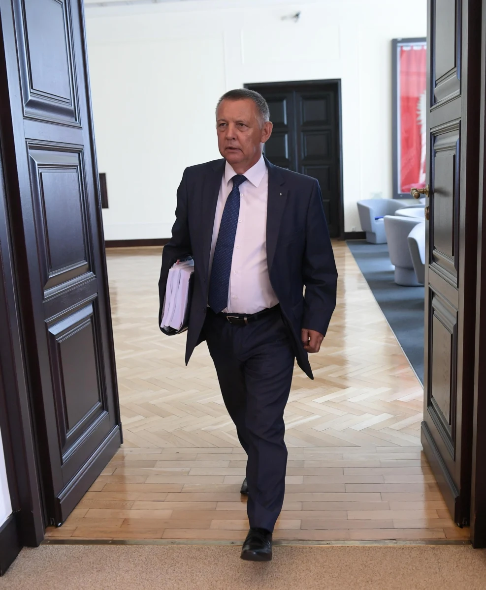 W sobotę wieczorem TVN opublikował w programie „Superwizjer” materiał, w którym dziennikarze stacji odwiedzają z kamerą pensjonat, który znajduje się na krakowskim Podgórzu. Pensjonat jest w kamienicy należącej do nowego szefa Najwyższej Izby Kontroli Mariana Banasia i prowadzony jest przez Dawida O. W pensjonacie można wynająć pokój na godzinę. Za usługi świadczone w tym miejscu nie dostaje się paragonu. Dziennikarz TVN Bertold Kittel spotkał w recepcji mężczyznę, który zachowywał się, jakby był szefem pensjonatu. To jeden z braci K., osoba mająca poważne problemy z prawem, dotyczące sutenerstwa.  Marian Banaś w odpowiedzi na materiał twierdzi, że to oszczerstwa. „W związku z nieprawdziwymi informacjami skieruję sprawę na drogę sądową" – zapowiada.