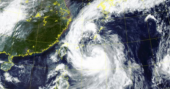 Nad Japonią szaleje tajfun Tapa: zabił dotąd co najmniej 2 osoby, kolejnych 19 zostało rannych - takie informacje przekazał japoński nadawca telewizyjno-radiowy NHK. W związku z pojawieniem się żywiołu odwołano 302 loty.