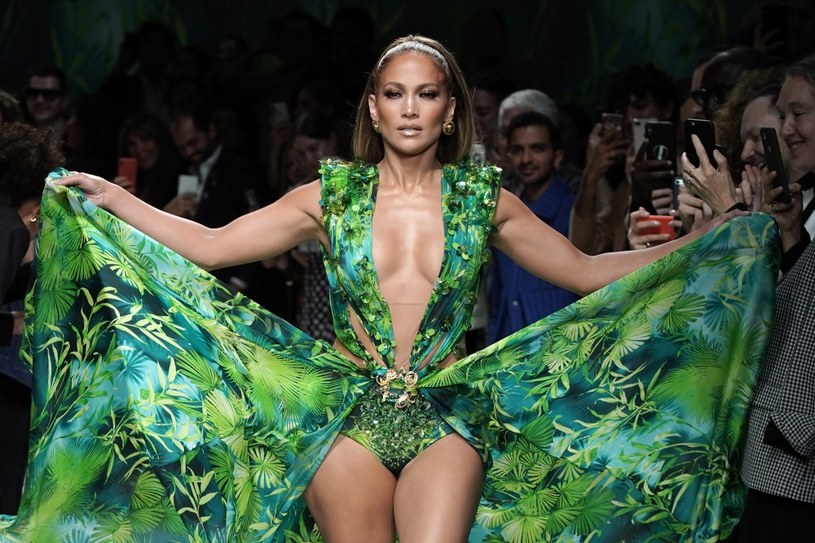 Podczas tygodnia mody w Mediolanie Według Jennifer Lopez zrobiła furorę występując w kultowej sukni sprzed 19 lat.
