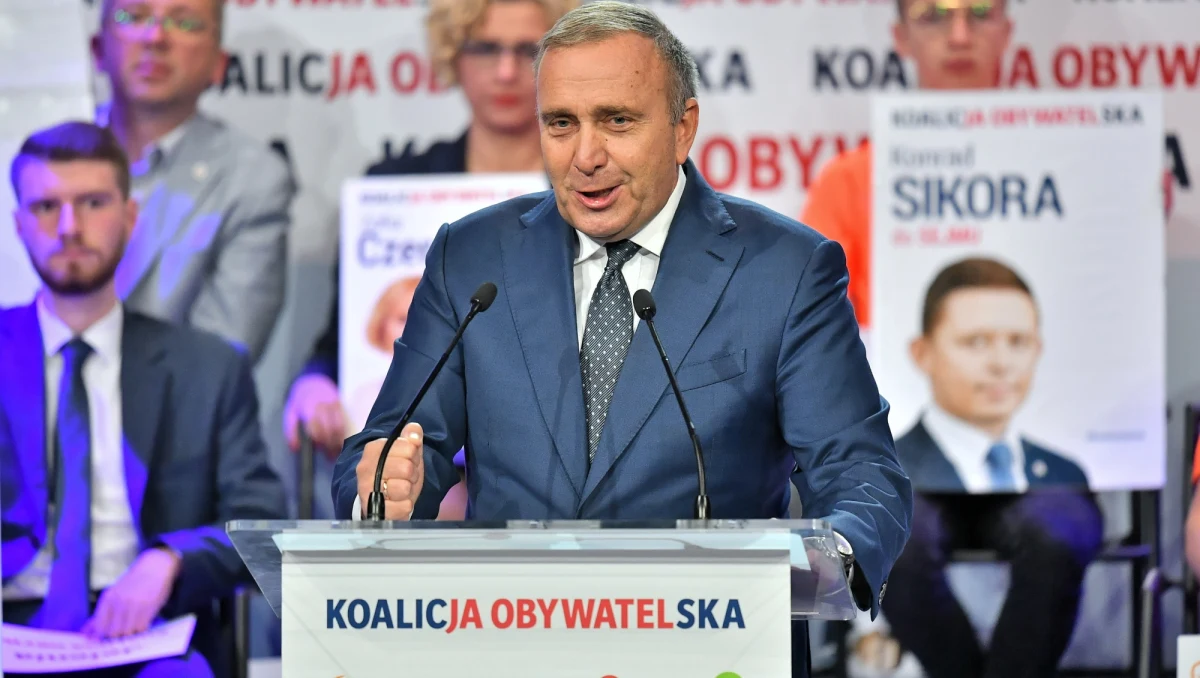 Podczas niedzielnej konwencji Platformy Obywatelskiej w Jeleniej Górze, lider formacji odniósł się do propozycji Prawa i Sprawiedliwości dla polskich przedsiębiorców. „Jedna wielka bajka, ściema i opowieść PiS - obietnice, obietnice, obietnice, a podatki będą wzrastać, będą nazywane opłatami emisyjnymi". "Podatki wzrastają i to jest polityka rządu PiS. Tak jest i będzie" – powiedział.