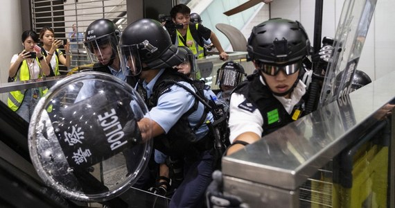 Hongkońska policja po raz kolejny użyła gazu łzawiącego wobec uczestników antyrządowego protestu w miejscowości Sha Tin, którzy zdewastowali lokalną stację metra. Wcześniej w Sha Tin odbyła się pokojowa demonstracja prodemokratyczna.