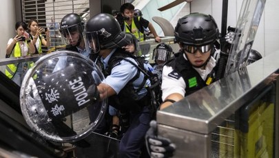 Hongkong: Demonstranci zdewastowali stację metra, policja użyła gazu łzawiącego