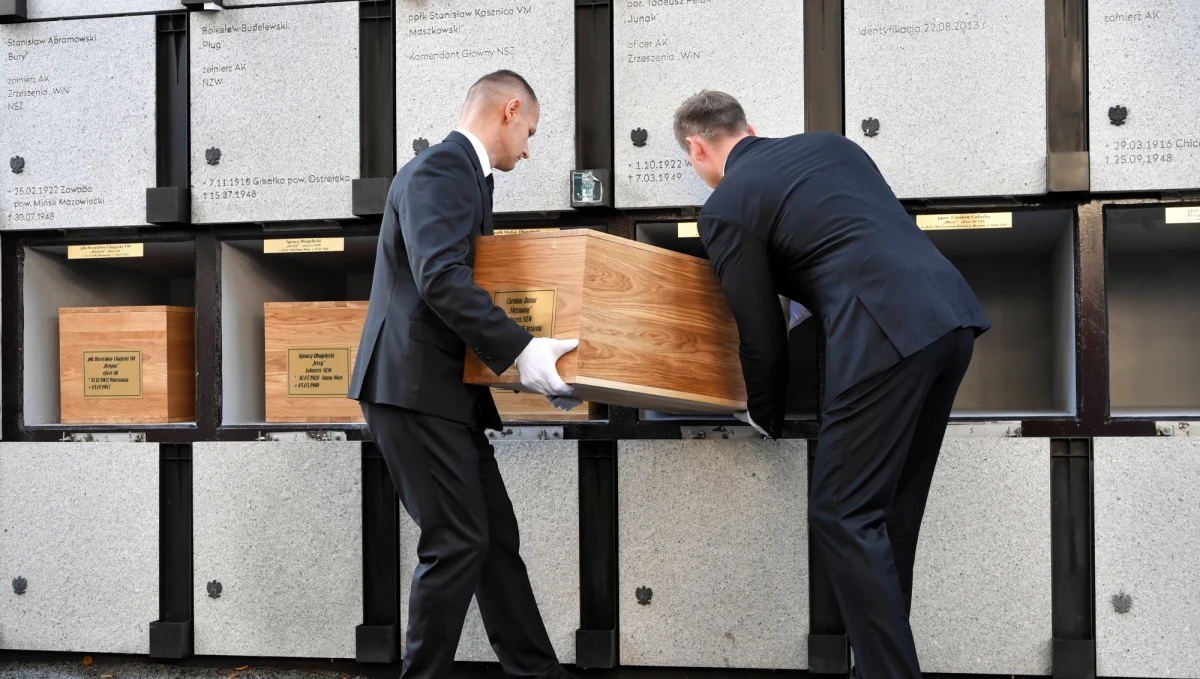 Walczyli o wolną Polskę, wyklęli ich za to komuniści - podkreślono podczas uroczystego pogrzebu 22 ofiar stalinowskiej bezpieki - żołnierzy powojennego podziemia niepodległościowego. Ceremonia odbyła się na Łączce Cmentarza Wojskowego na Powązkach w Warszawie.