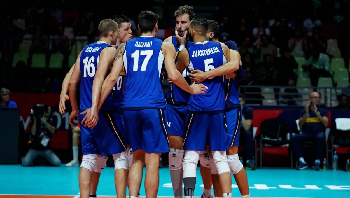 Reprezentacja Włoch pokonała w Nantes Turcję 3:0 (25:22, 25:18, 25:21) i awansowała do ćwierćfinału mistrzostw Europy siatkarzy.