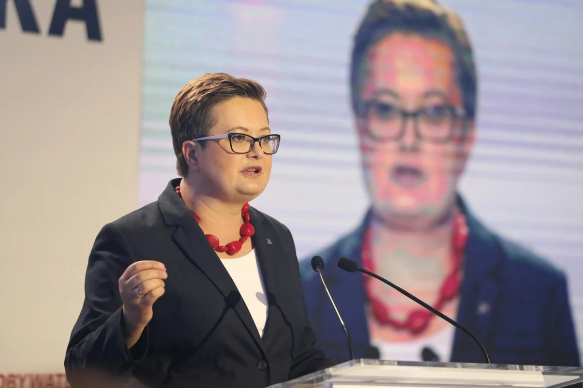 Centrum Informacyjne Sejmu podało, że policja zatrzymała funkcjonariusza Straży Marszałkowskiej z 19-letnim stażem. Jak wyjaśniono w komunikacie, mężczyzna miał grozić osobie publicznej. Stołeczna policja potwierdza informacje, że 
chodzi o groźby wobec posłanki Katarzyny Lubnauer. 