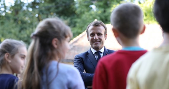 To Polska blokuje wspólne wysiłki Unii Europejskiej na rzecz ochrony środowiska – stwierdził prezydent Francji Emmanuel Macron w drodze na sesję klimatyczną ONZ. Na pokładzie samolotu lecącego do USA, Macron przypomniał, że w czerwcu na szczycie UE cztery kraje członkowskie - Polska, Czechy, Estonia i Węgry - zablokowały zapisy dotyczące neutralności klimatycznej, jaką wszystkie państwa unijne miałyby osiągnąć do 2050 roku.