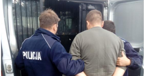 ​Sąd Rejonowy w Olkuszu zastosował środek zapobiegawczy w postaci tymczasowego aresztowania dla 27-letniego zatrzymanego przez policjantów,  podejrzanego o oszustwa. Mężczyzna współdziałał z innymi dotychczas nieustalonymi sprawcami, którzy oszukiwali metodą  "na policjanta".