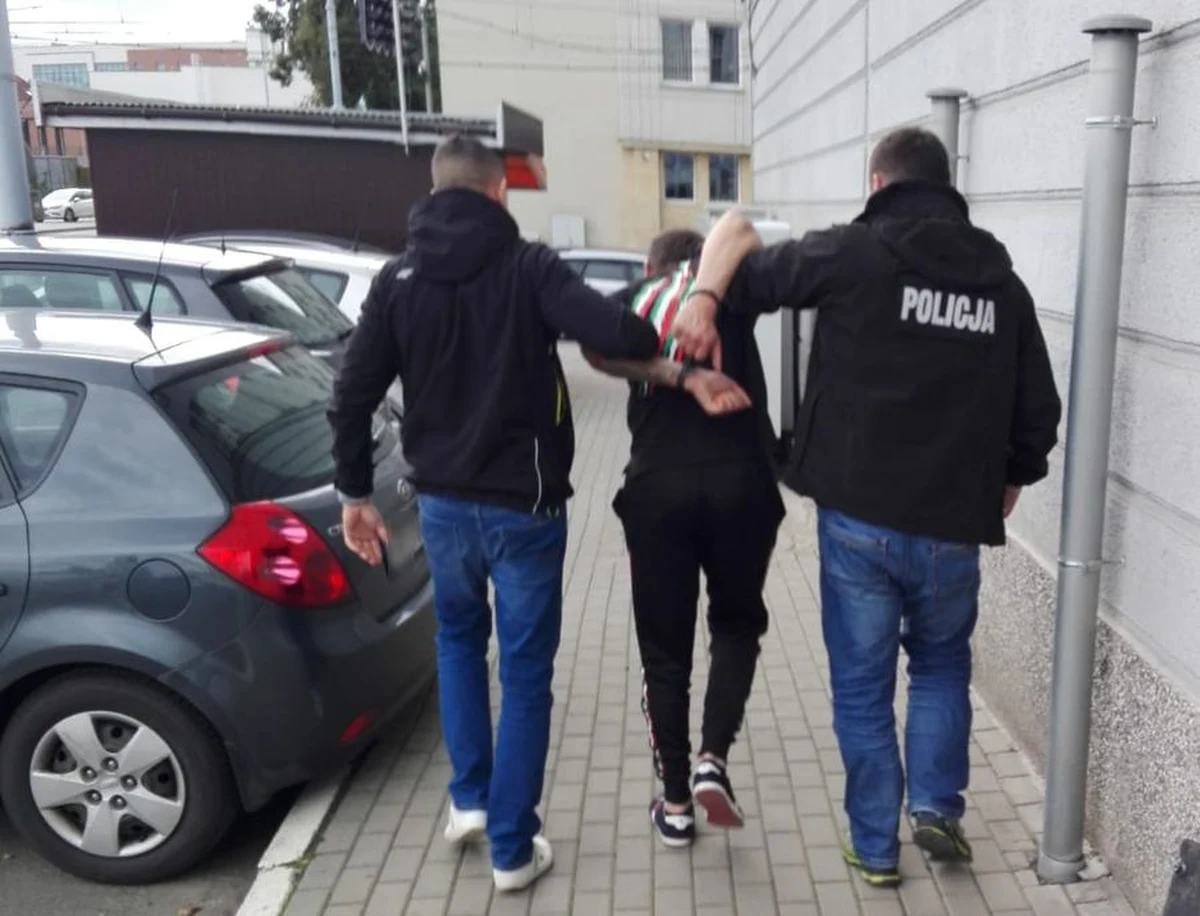 Gdańscy policjanci zatrzymali mężczyznę, który okradał kurierów. Trzech z nich straciło przesyłki po tym, jak mężczyzna włamał się do ich samochodów. Na dwóch kolejnych dopuścił się rozbojów: jednego zaatakował gazem, drugiego potrącił autem.