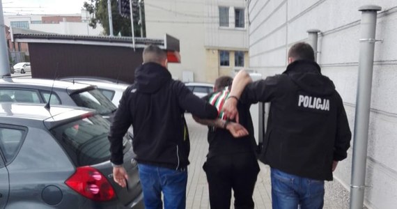 Gdańscy policjanci zatrzymali mężczyznę, który okradał kurierów. Trzech z nich straciło przesyłki po tym, jak mężczyzna włamał się do ich samochodów. Na dwóch kolejnych dopuścił się rozbojów: jednego zaatakował gazem, drugiego potrącił autem.