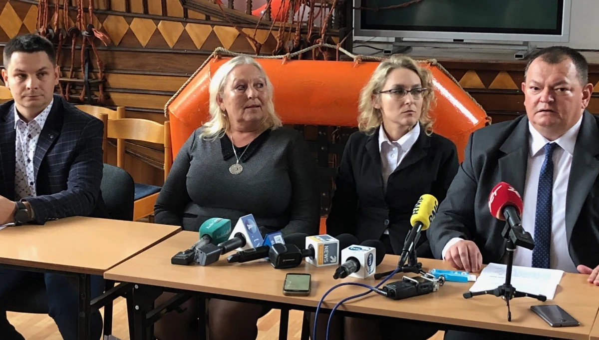 Kiedy pod koniec lipca na masowcu UBC Savannah, dowodzonym przez polskiego kapitana ujawniono podejrzane pakunki, nic nie wskazywało na to, że sprawa będzie ciągnęła się tak długo, a rodzina Polaka będzie przeżywała piekło. Kapitan poinformowany przez załogę o dziwnych paczkach, sam wezwał wtedy na miejsce policję i służby portowe. Okazało się, że w jednej z ładowni masowca, pod kilkoma tonami węgla znajduje się ponad 200 kg kokainy. Ładunek zabezpieczono i zabrano, a statek został przy nabrzeżu. Kilka dni później "na burtę" weszli uzbrojeni policjanci z nakazem aresztowania całej załogi - trzech Polaków i 19 Filipińczyków. Do dziś w areszcie pozostał już tylko polski kapitan.