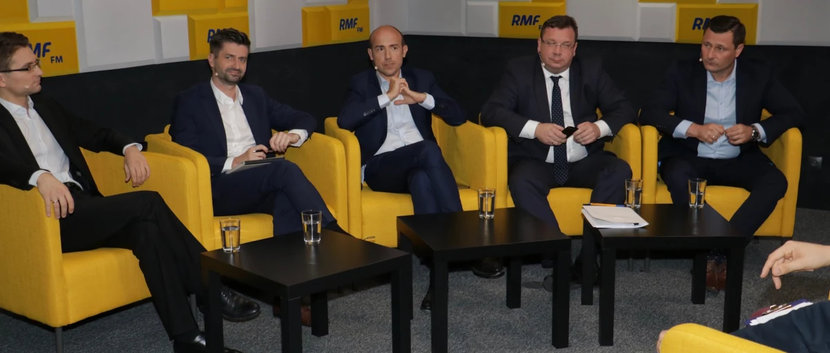 Praworządność była tematem kolejnej debaty "Po prostu Polska" przed wyborami parlamentarnymi 2019, organizowanej przez RMF FM, "Dziennik Gazetę Prawną" i Interię.pl z udziałem polityków największych ugrupowań. Politycy Prawa i Sprawiedliwości, Koalicji Obywatelskiej, Lewicy, PSL-Koalicji Polskiej i Konfederacji dyskutowali na temat wyroku TSUE, kwestii usprawnienia sądownictwa, zmian w procedurach, a nawet pojawił się temat kary śmierci.