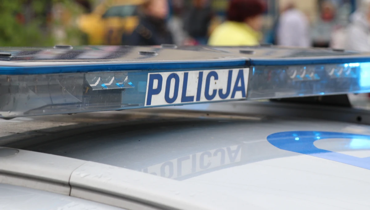 Trzy policyjne radiowozy uszkodzone po pościgu za ciężarówką na S5 w Wielkopolsce. Nikt nie został ranny. Kierowca był trzeźwy, został zatrzymany przez policję. Odpowie między innymi za ucieczkę pod policją, za co grozi 5 lat więzienia.