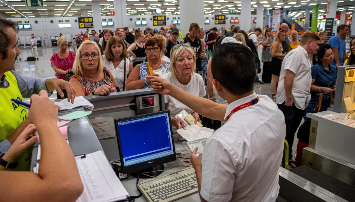 Pierwsze samoloty z klientami zbankrutowanego biura podróży Thomas Cook przyleciały do Wielkiej Brytanii. W największej w czasach pokoju operacji sprowadzania Brytyjczyków do kraju pojawiają się problemy. 