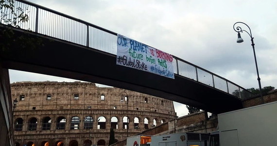 Włoski minister oświaty Lorenzo Fioramonti zachęcił dyrekcje szkół w całym kraju do usprawiedliwienia nieobecności uczniów, uczestniczących w piątkowych strajkach klimatycznych. O wystosowaniu okólnika w tej sprawie poinformował w mediach społecznościowych.