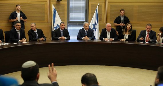 Premier Izraela Benjamin Netanjahu i jego główny rywal Benny Gantz poczynili "znaczący krok" w kierunku utworzenia rządu jedności narodowej po przedterminowych wyborach parlamentarnych z 17 września - powiadomił w poniedziałek wieczorem prezydent Reuwen Riwlin.