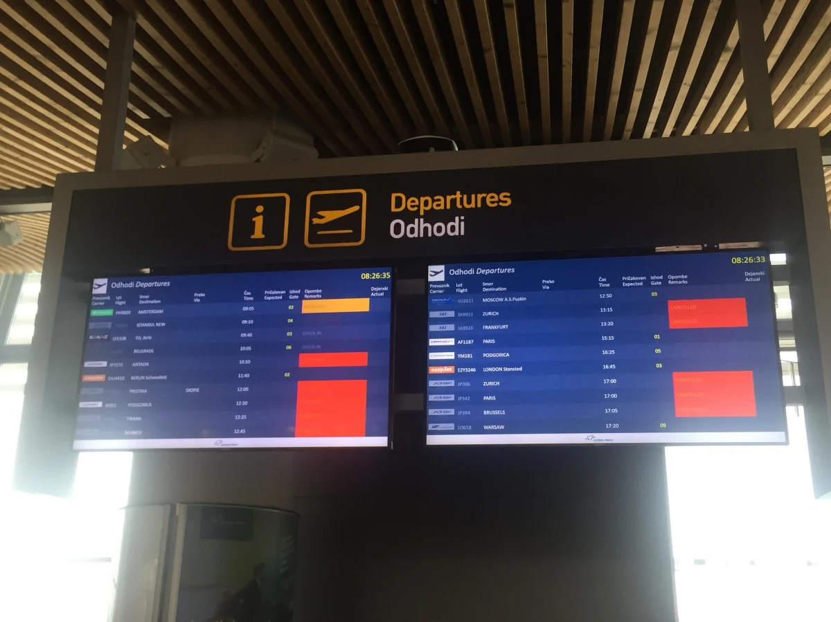 Polscy siatkarze później niż planowali dotrą do stolicy Słowenii, gdzie w czwartek zmierzą się z gospodarzami w półfinale mistrzostw Europy. Ich lot z Amsterdamu do Lublany został odwołany przez przewoźnika. Premier Mateusz Morawiecki poinformował, że po podopiecznych Vitala Heynena zostanie wysłany rządowy samolot. Z najnowszych informacji wynika, że polscy siatkarze odlecą z Amsterdamu około godziny 16:45. 