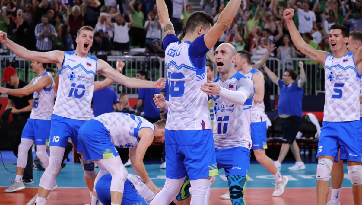 W ćwierćfinale mistrzostw Europy siatkarzy Słowenia pokonała Rosję 3:1 i w półfinale turnieju zagra z Polską, która bez kłopotów odprawiła Niemców bez straty seta. Słoweńskie media prześcigały się w komplementach nad swoimi siatkarzami.