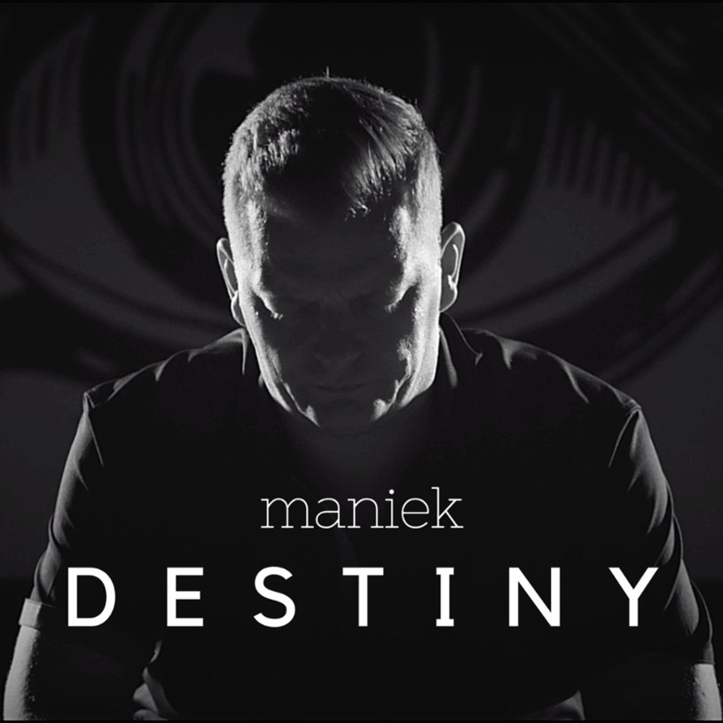 Pod pseudonimem Maniek kryje się Mariusz "Maniek" Musialski, były muzyk grupy Hasiok, kompozytor i menedżer współpracujący z zespołem Ira. Utworem "Destiny" rozlicza się ze swoim długoletnim uzależnieniem od narkotyków.