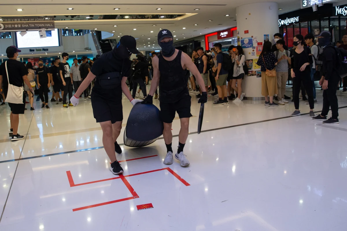 "Ponad 20 tys. osób zgłosiło się do udziału w pierwszej sesji 'dialogu społecznego' pomiędzy władzami a mieszkańcami Hongkongu" – poinformowała we wtorek szefowa administracji regionu Carrie Lam. Spośród zgłoszeń wylosowanych zostanie 150 uczestników.