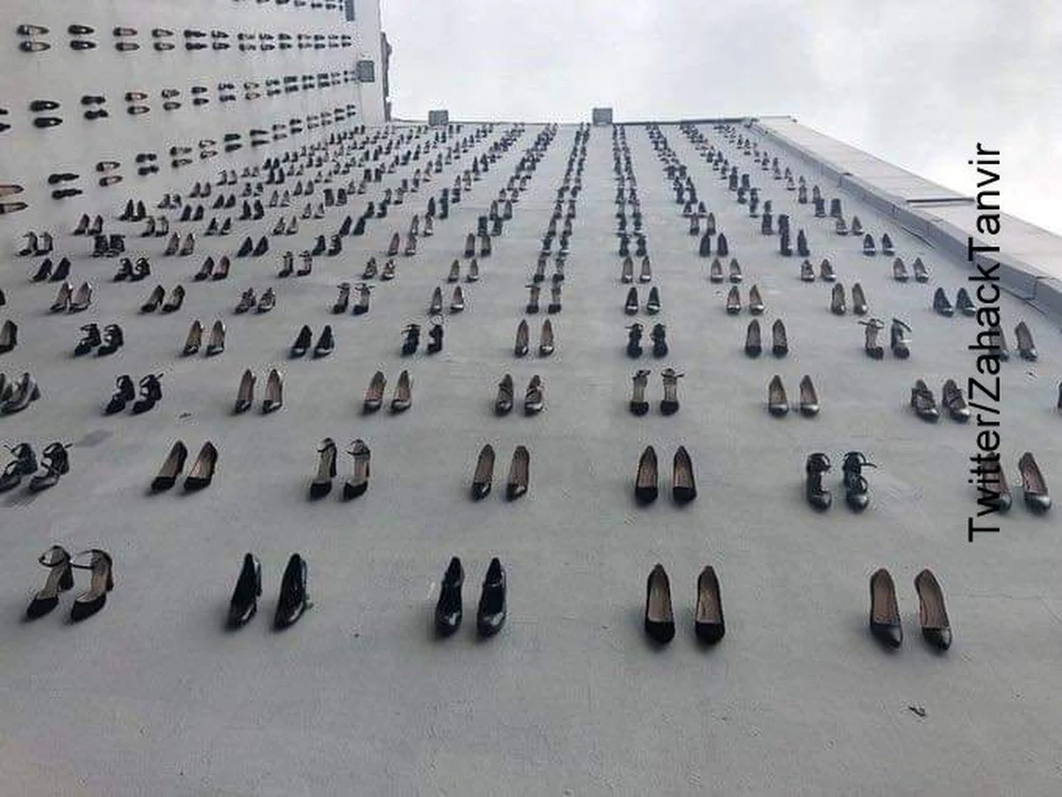 Setki par szpilek umieszczono na fasadach dwóch budynków w Stambule. Każda z nich symbolizuje Turczynkę, która zginęła w 2018 roku z rąk męża. Instalacja ma zwrócić uwagę na problem przemocy domowej.