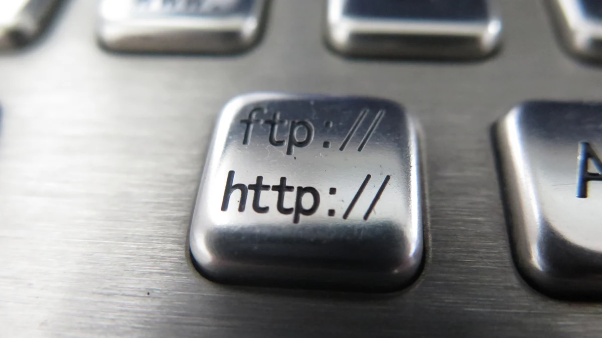 Rosja rozpocznie pod koniec miesiąca testowanie sprzętu, który w przypadku "zagrożenia" ma "izolować" rosyjski segment internetu (Runet). Informację przekazał szef regulatora mediów i internetu w Rosji Aleksandr Żarow.
