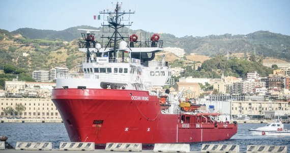 ​W porcie w Mesynie na Sycylii 182 migrantów zeszło na ląd z pokładu statku "Ocean Viking". Wśród migrantów jest noworodek. Wszyscy ludzie uratowani z pontonów i łodzi w pobliżu brzegów Libii trafią do pięciu krajów UE, które zawarły wczoraj porozumienie o relokacji.