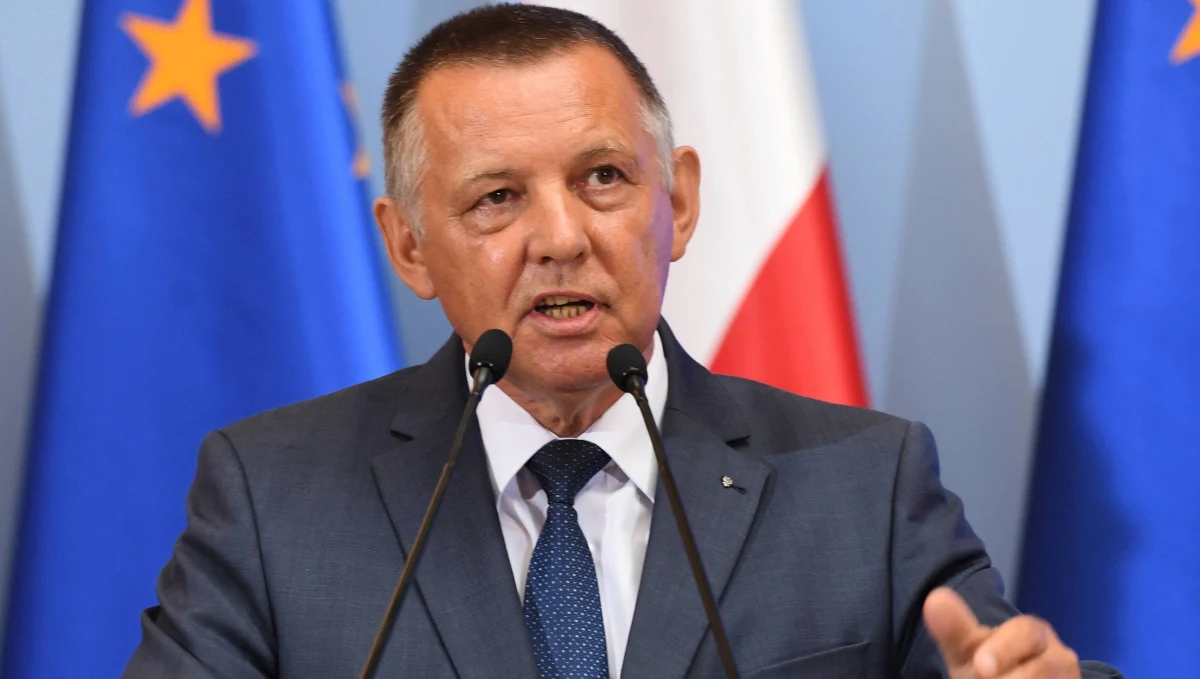 Marian Banaś udaje się od piątku na urlop bezpłatny. Takie oświadczenie prezesa NIK znalazło się na stronie Izby. Wczoraj Banaś zapowiadał, że uda się na urlop dziś. Dziś oświadczył jednak, że na urlop uda się w środę. Po południu zmienił jednak zdanie - i wolne weźmie dopiero od 27 września. Cała sprawa to reakcja na sobotni materiał "Superwizjera" TVN. 