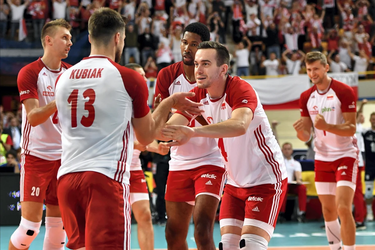 ​Polscy siatkarze wylądowali w Lublanie. Ich poranny lot został odwołany przez przewoźnika, do Słowenii dotarli rządowym samolotem.