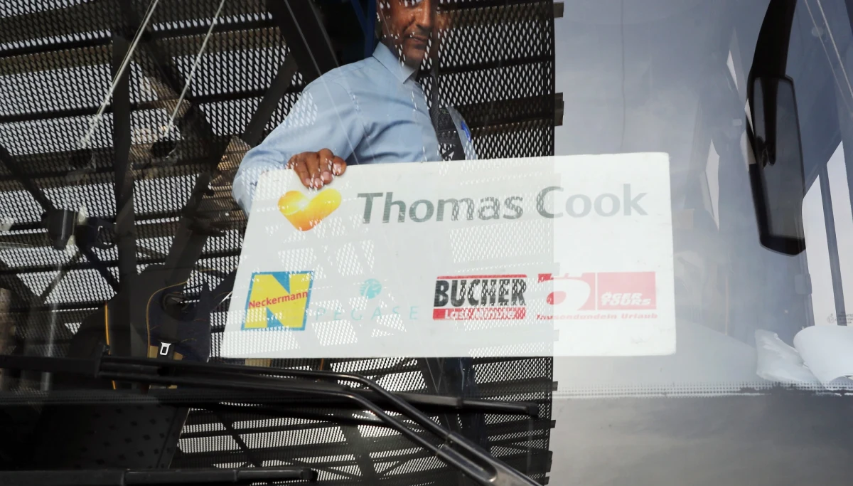 Równocześnie z trwającą operacją sprowadzania do kraju klientów zbankrutowanego biura podróży Thomas Cook, uwagę brytyjskich polityków i mediów skupiają wielomilionowe zarobki szefostwa firmy.