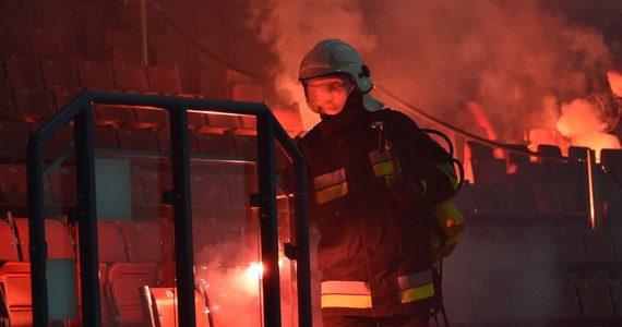 Zadymy na meczu łódzkiego Widzewa ze Śląskiem Wrocław. Jak powiedziała nam Joanna Kącka rzeczniczka komendanta wojewódzkiego policji w Łodzi, do tej pory zatrzymano 27 osób. Mecz trzeba było na chwilę przerwać.