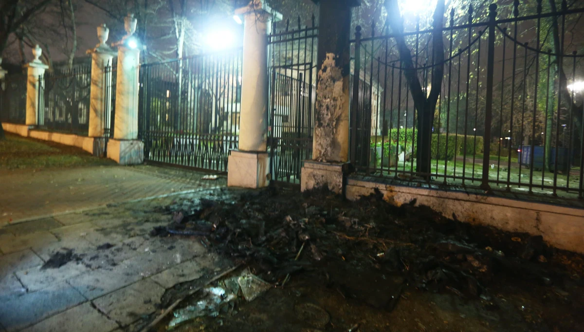 Umorzono śledztwo ws. podpalenia budki przy ambasadzie Rosji, do którego doszło 11 listopada 2013 roku, a także cztery inne towarzyszące mu wątki, dotyczące m.in. przekroczenia uprawnień przez ówczesnego szefa MSW - poinformowała Prokuratura Okręgowa w Suwałkach. 