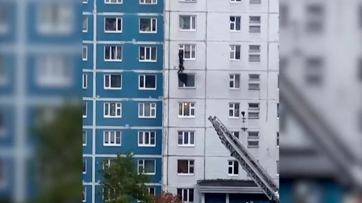 Mieszkaniec Niżniewartowska na Syberii uratował życie młodej dziewczynie, która została uwięziona w płonącym mieszkaniu. 