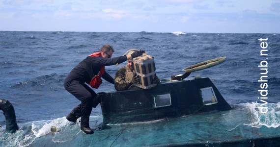 Amerykańska straż wybrzeża przejęła łódź podwodną, która przewoziła ponad pięć ton kokainy wartej ok. 165 milionów dolarów – podaje CNN.
