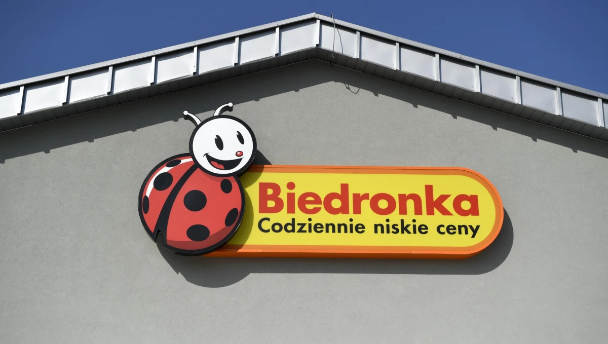 Informacje uzyskane w czerwcu podczas kontroli w spółce Jeronimo Martins Polska (JMP) dały podstawę do postawienia przedsiębiorcy zarzutu nieuczciwego wykorzystywania przewagi kontraktowej - poinformował w środę UOKiK. Właścicielowi sklepów Biedronka grozi kara w wysokości 3 proc. rocznych obrotów.