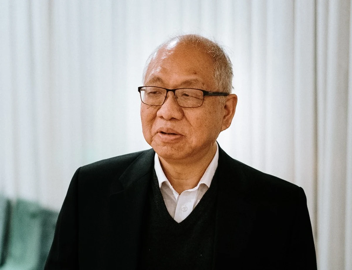 Nie wyobrażam sobie, by Wszechświat można było opisać w innym języku, niż język matematyki - mówi RMF FM Prof. Shing-Tung Yau z Uniwersytetu Harvarda, jeden z czołowych matematyków świata, laureat Medalu Fieldsa, nazywanego matematycznym Noblem. Gość konferencji matematycznej na krakowskiej AGH, w rozmowie z Grzegorzem Jasińskim mówi o trudnym dzieciństwie w Hong Kongu, emigracji do USA, sukcesie zrodzonym z porażki, Medalu Fieldsa, który otrzymał w Warszawie, wreszcie przekonaniu, że sztuczna inteligencja nie będzie kreatywna. Odpowiada też na pytania o Chiny, gwałtownie nadrabiające stracone lata, o ich napięcia z Ameryką i przyszłość Hong Kongu.